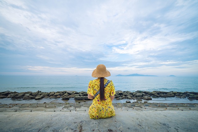 海を見つめる女性