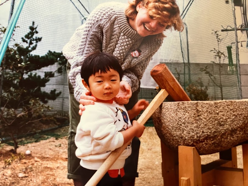 子供と餅つきをする留学生