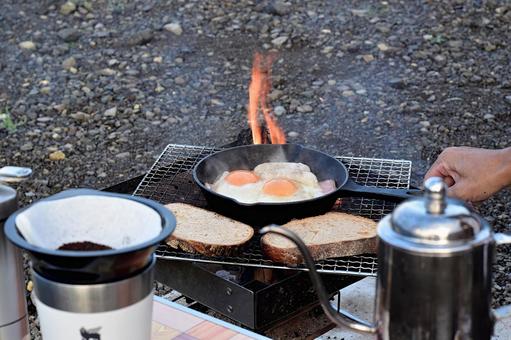 キャンプ飯を楽しむ
